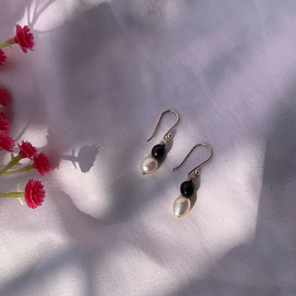 hoop black and white rice shape pearl earring (2).webp